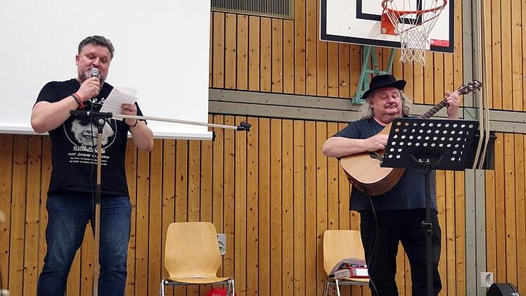 Das Duo Gerd Vogler und Pater Waldemar sorgte für Lacher, aber auch für nachdenkliche Momente. Foto: Heike Schülein