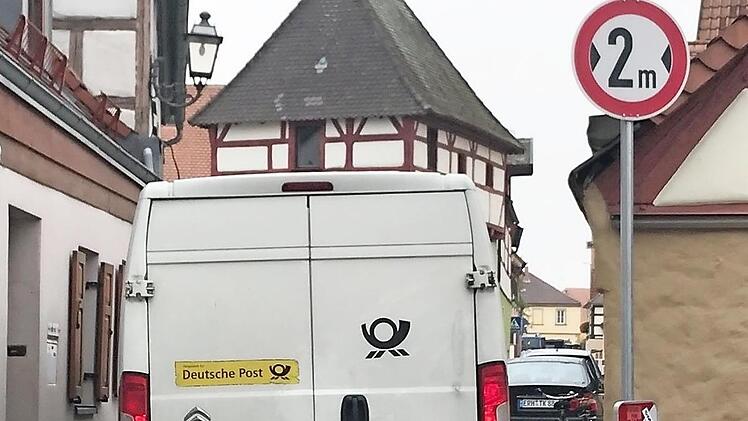 Rechtes Hinterrad traf auf rechten Stein, auch das Schild weist Spuren des einen oder anderen Kontaktes auf.  Foto: Michael Busch