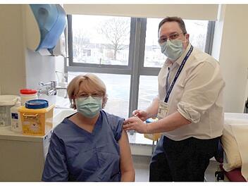 Eine Krankenschwester im Hospital in Castlebar erhält als Erste im County Mayo die Impfung.