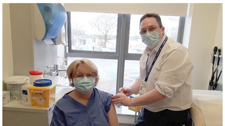 Eine Krankenschwester im Hospital in Castlebar erhält als Erste im County Mayo die Impfung.