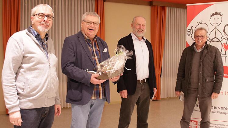Der ehrenamtliche Vorstand ist Geschichte: Diakon Christoph Glaser (links) und Caritasseelsorger Klaus Eckert (zweiter von rechts) wechseln in den Caritasrat, Emil Müller (rechts) und Erhard Ledermann beenden ihre ehrenamtliche Tätigkeit.