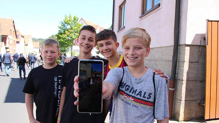 Niklas, Christopher, Lewin und Lenox freuten sich über den Söder-Selfie. Foto: Ralf Ruppert