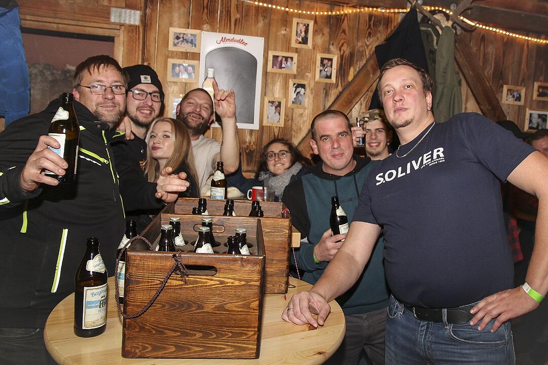 Beste Partystimmung bei voller Hütte.