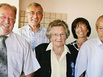 Sophie Heinickel  (Mitte) feierte im Kreise ihrer Familie den 90. Geburtstag. Im Bild ihr Mann Andreas (rechts), Bürgermeister Friedrich Gleits-mann (links) sowie Sohn Helmut und Tochter Elisabeth (hinten)  Foto: See
