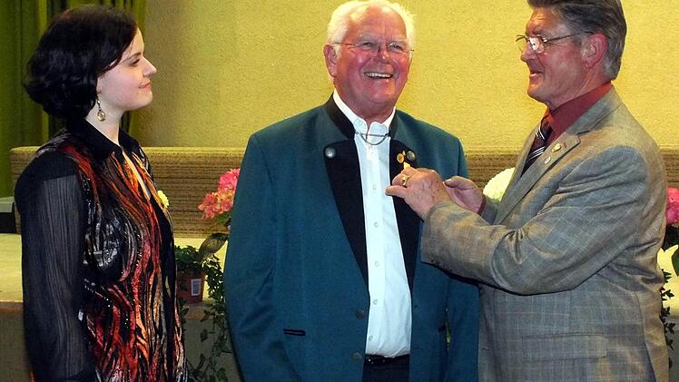 Robert Burger (Mitte) wurde von Claudia Metzler und Ewald Kiesel für sein 60-jähriges Engagement im Chor geehrt.