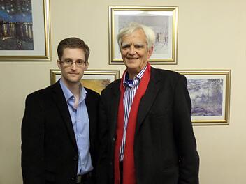 Der Grünen-Bundestagsabgeordnete Hans-Christian Ströbele (r) traf am 31. Oktober in Russland mit dem ehemaligen Geheimdienstmitarbeiter Edward Snowden zusammen.Foto: Büro Hans-Christian Ströbele/dpa