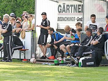 Die Stimmung auf der Burgkunstadter Bank nach dem 0:3 Rückstand ist am Tiefpunkt angekommen.  Fotos: Heinrich Weiß