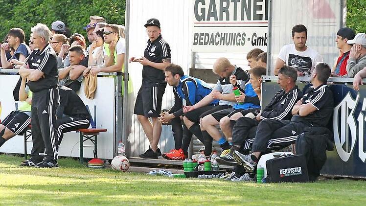 Die Stimmung auf der Burgkunstadter Bank nach dem 0:3 Rückstand ist am Tiefpunkt angekommen.  Fotos: Heinrich Weiß