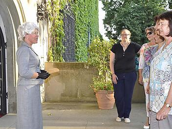 Eine adelige Dame empfängt mit Stil : Mit Perücke und im Kostüm der 50-er Jahre erzählte Carola Gräfin von Luxburg (Susanne Bocklet) aus ihrem Leben auf Schloss Aschach. Foto: Peter Klopf