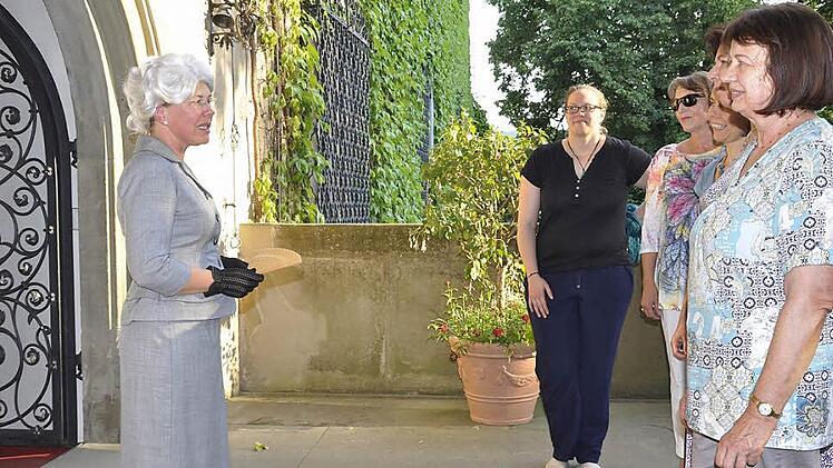 Eine adelige Dame empfängt mit Stil : Mit Perücke und im Kostüm der 50-er Jahre erzählte Carola Gräfin von Luxburg (Susanne Bocklet) aus ihrem Leben auf Schloss Aschach. Foto: Peter Klopf