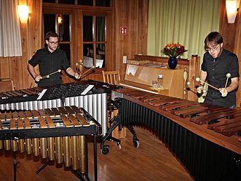 Andreas Fuß (links), Bachelor of Music, und Christoph Günther (rechts), Träger des Bayerischen Kunst- und Kulturpreises im Jahr 2009, in voller Aktion. Foto: Helmut Will