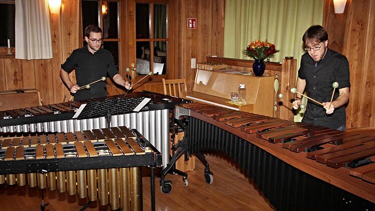 Andreas Fuß (links), Bachelor of Music, und Christoph Günther (rechts), Träger des Bayerischen Kunst- und Kulturpreises im Jahr 2009, in voller Aktion. Foto: Helmut Will