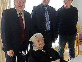 Selma Kaufmann erhielt zu ihrem 101. Geburtstag Besuch von (von links) Landrat Klaus Peter Söllner, Bürgermeister Roland Wolfrum und Alfons Pröbstle. Foto: privat