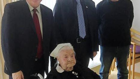 Selma Kaufmann erhielt zu ihrem 101. Geburtstag Besuch von (von links) Landrat Klaus Peter Söllner, Bürgermeister Roland Wolfrum und Alfons Pröbstle. Foto: privat