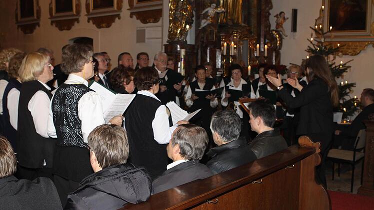 Der Volkschor Kronach bot unter der Leitung der neuen Dirigentin Sabine Hempfling ein umfangreiches Programm dar.