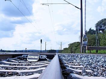 Fahrtrichtung Würzburg: Der Landkreis Haßberge möchte die öffentlichen Verkehrsmittel zu einheitlichen Preisen in einem Verkehrsverbund Mainfranken nutzbar machen. Foto: Andreas Lösch