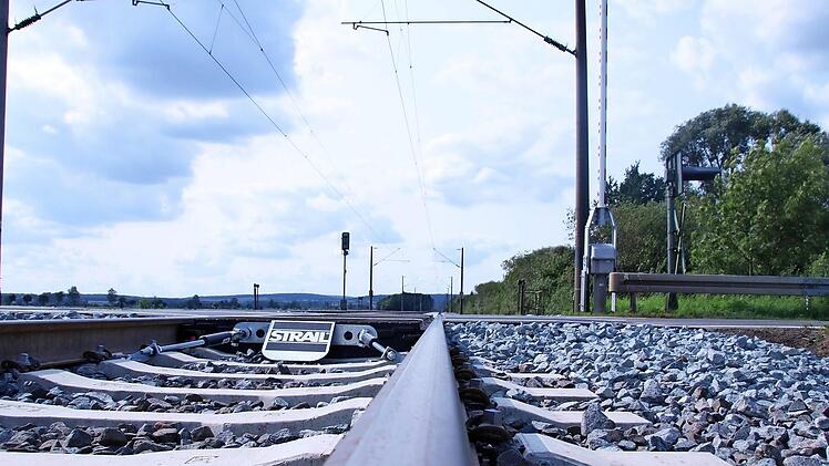 Fahrtrichtung Würzburg: Der Landkreis Haßberge möchte die öffentlichen Verkehrsmittel zu einheitlichen Preisen in einem Verkehrsverbund Mainfranken nutzbar machen. Foto: Andreas Lösch