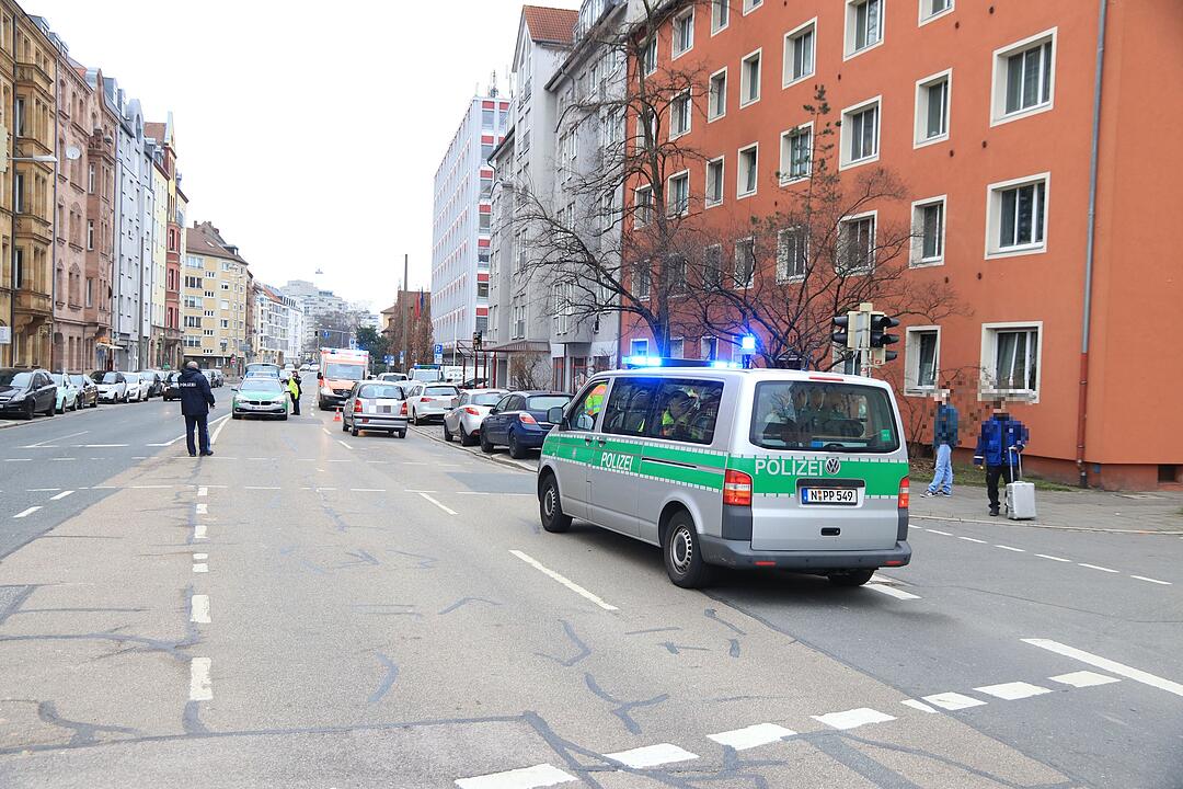 14-Jähriger in Nürnberg von Auto erfasst - Junge schwebt in Lebensgefahr