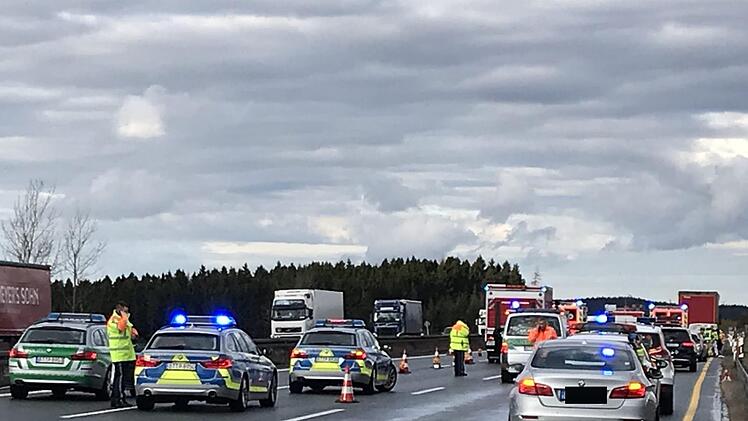Ein Lkw hat auf der A9 einen Fußgänger erfasst und schwerst verletzt. Die Autobahn ist zur Zeit komplett gesperrt. Foto: News5/Fricke