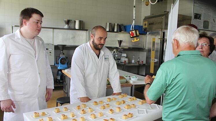 Probieren erlaubt: Die angehenden Lebensmitteltechniker r untersuchten die Verwendung verschiedener Fette in Backwaren. Foto: Sonny Adam