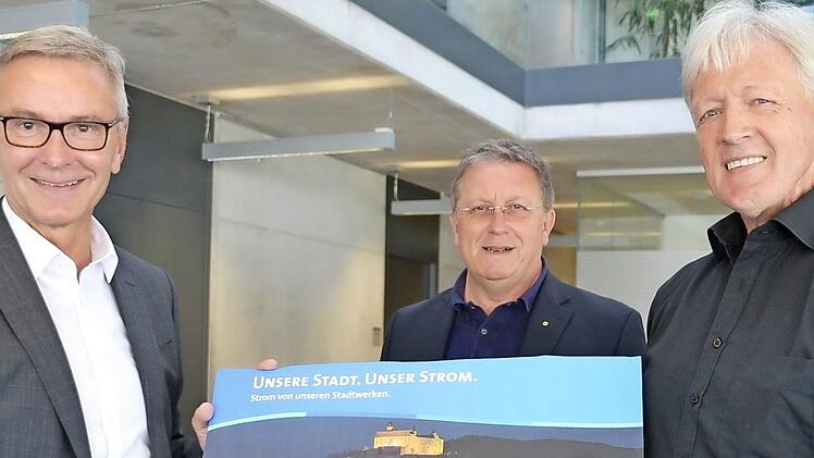 Die meisten Kunden entschieden sich f&uuml;r eine Spende an das Tierheim; Stephan Pr&ouml;schold (links) und OB Henry Schramm &uuml;berreichten einen Scheck an Hans Beyer.  Foto: Uschi Prawitz