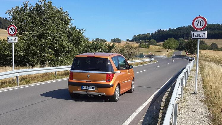 Zwischen Motten und Kothen gilt seit einigen Wochen eine Tempobeschränkung auf 70 km/h. Mit dieser von der Polizei forcierten Maßnahme soll die Verkehrssicherheit auf dem 3,5 Kilometer langen Teilstück erhöht werden.Foto: Rolf Pralle