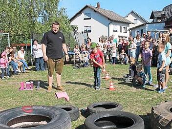 Einem Gummistiefel-Wurfwettbewerb führten die Schneckenlohe "Gorgnzüchtä" durch. An der Kirchweihattraktion nahmen über 70 Kinder und Erwachsene teil. Foto: Herbert Fischer