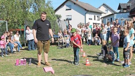 Einem Gummistiefel-Wurfwettbewerb führten die Schneckenlohe "Gorgnzüchtä" durch. An der Kirchweihattraktion nahmen über 70 Kinder und Erwachsene teil. Foto: Herbert Fischer