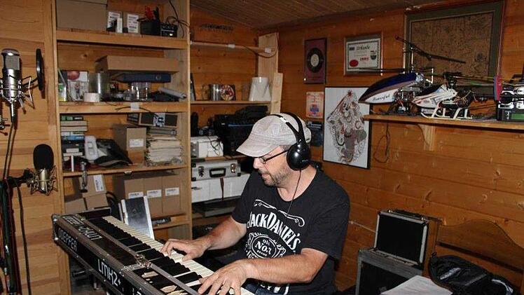 Am liebsten würde er sofort wieder zurück ins Studio. Klaus Beck hat die nächsten Stücke schon im Kopf. So wie alle Melodien. Noten lesen kann der Musiker und Autodidakt nicht.  Fotos: Wolfram Gotzen