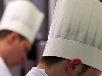 Ob in der Küche, dem Service oder im Houskeeping: In der Gastronomie fehlen Lehrlinge. Die Branche will attraktiver werden.Jens Büttner/dpa