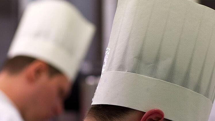 Ob in der Küche, dem Service oder im Houskeeping: In der Gastronomie fehlen Lehrlinge. Die Branche will attraktiver werden.Jens Büttner/dpa