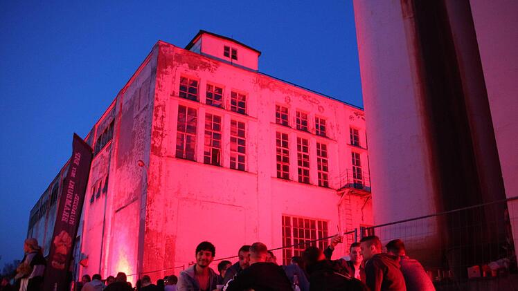 Die ehemalige Spinnerei erstrahlt  im roten Licht der Scheinwerfer. 1000 Besucher lockt die Techno-Fete "Mill"  an. Der Außenbereich wird zur Entspannungszone. Foto: Stephan Stöckel