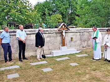 Pfarrer Hans-Michael Dinkel segnete die Urnenvasen-Grabanlage auf dem Neukenrother Friedhof. Mit auf dem Bild sind unter anderem Kirchenpfleger Peter Kratochvill (Dritter von links) sowie der Hobbykünstler Hubert Busse (Vierter von links). Foto: Gerd Fleischmann