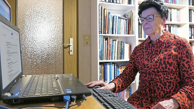 Edeltraud Seeberger geh&ouml;rt zu den Ersten, die sich vergangene Woche im Impfzentrum in Lichtenfels gegen das Corona-Virus haben impfen lassen.  Fotos: Bettina Dirauf