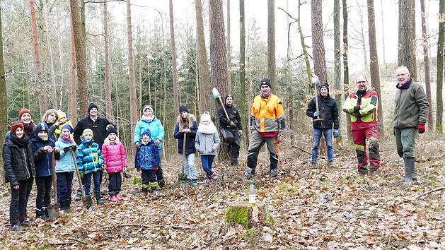 Ortsteilübergreifende Nachbarschaftshilfe praktizierten Neundorfer und Hergramsdorfer im Weitramsdorfer Kirchenwald. Sie halfen mit, ein vom Borkenkäfer geschädigtes Areal aufzuforsten.  Foto: Chris Göller