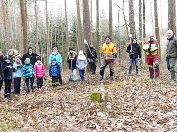 Ortsteil&uuml;bergreifende Nachbarschaftshilfe praktizierten Neundorfer und Hergramsdorfer im Weitramsdorfer Kirchenwald. Sie halfen mit, ein vom Borkenk&auml;fer gesch&auml;digtes Areal aufzuforsten.  Foto: Chris G&ouml;ller