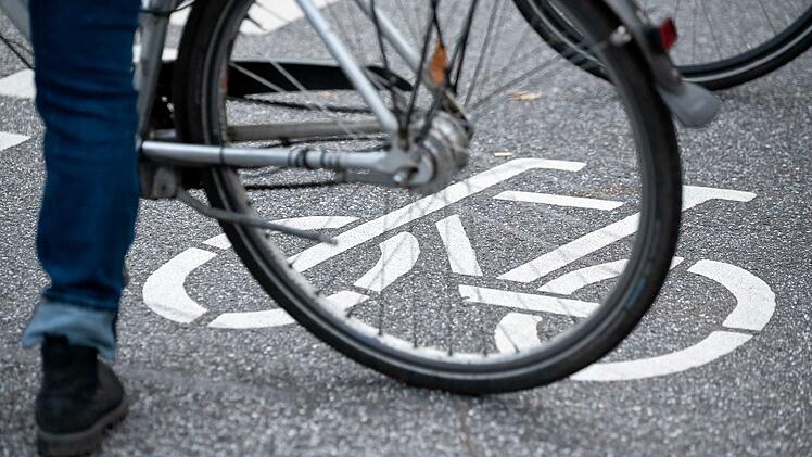 Kreis Forchheim: Jugendliche fahren zu zweit Fahrrad - 14-J&auml;hriger schwer verletzt