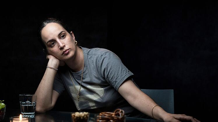 Die türkischstämmige Rapperin Ebow setzt sich gegen alltäglichen Rassismus ein.