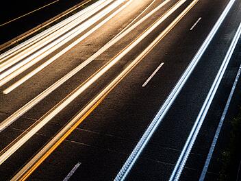 Verkehr in der Morgend&auml;mmerung