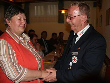 Edeltraud Wagner wurde für 150-maliges Blutspenden von Schatzmeister Herbert Gögelein geehrt.