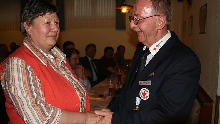 Edeltraud Wagner wurde für 150-maliges Blutspenden von Schatzmeister Herbert Gögelein geehrt.