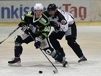 Mitterteichs dreifacher Torschütze Kevin Tausend (links) schirmt den Puck gegen Markus Babinsky ab, der im zweiten Drittel eine Spieldauerstrafe kassierte. Fotos: Picturedreams