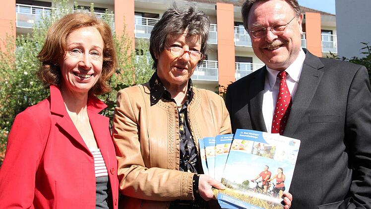 Elisabeth Dichtl (Projektleiterin), Eva Maria Roer (Vorsitzende des Fördervereins Gesundheitszentrum) und Dr. Gerhard Schmeisl mit dem Programm der Bad Kissinger Gesundheitstage am Wochenende. Erstmals werden auch Vorträge zur Kindergesundheit geboten. Foto: Carmen Schmitt