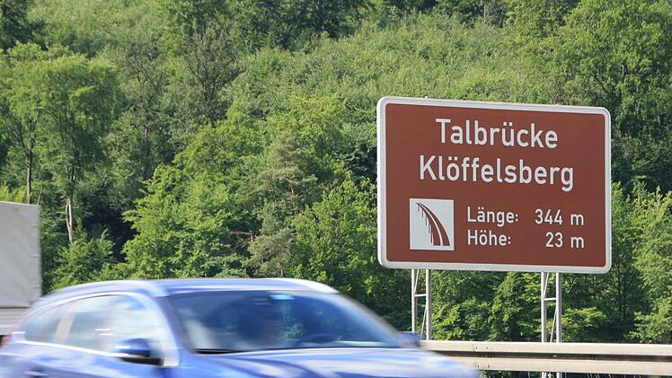 Laut Schild ist die alte Brücke einen Meter höher als die neue.Foto: Ralf Ruppert
