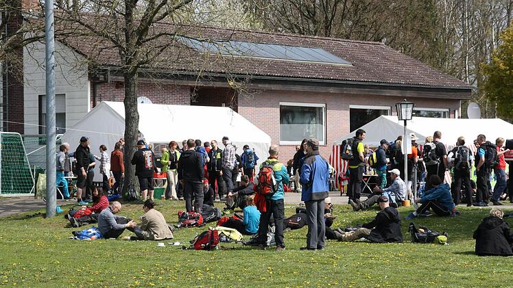 Mittagsrast auf dem Melkendorfer Sportplatz-Areal