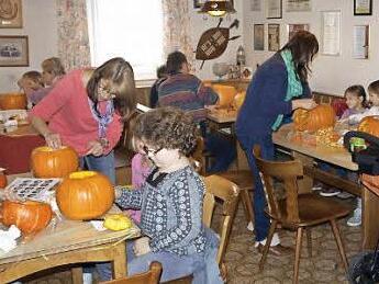 Mit Spaß waren Kinder und Eltern beim Kürbisschnitzen. Foto: privat