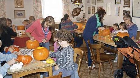 Mit Spaß waren Kinder und Eltern beim Kürbisschnitzen. Foto: privat