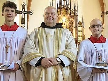Pater Silvester (Bildmitte) zusammen mit den beiden verabschiedeten Ministranten Kilian Stampf (links) und Fabian Ramming. Foto: K.-P. Wulf