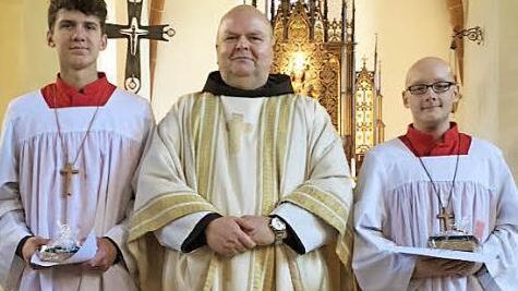 Pater Silvester (Bildmitte) zusammen mit den beiden verabschiedeten Ministranten Kilian Stampf (links) und Fabian Ramming. Foto: K.-P. Wulf