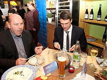 Stefan Müller (rechts) ließ sich die Heringe schmecken und teilte als Hauptredner auch ein wenig aus. Foto: Richard Sänger